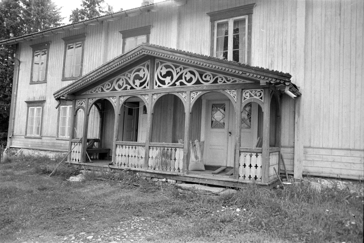 Lindholt gård i Vang, Hamar. KLOKKETÅRN, gårdsklokke, matklokke PÅ DRENGESTUA. 