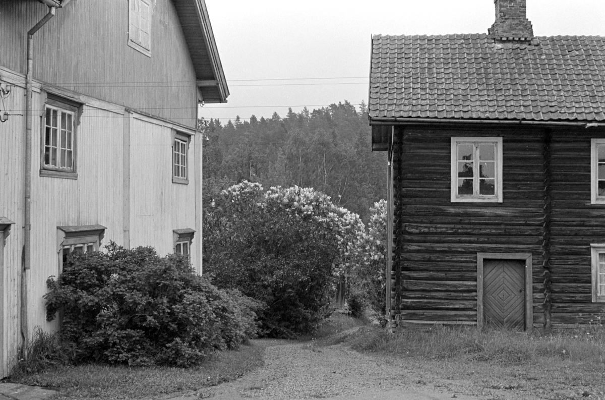 FRA SØRUM, STANGE, 2 HUS FRA GÅRD NR. 131. 