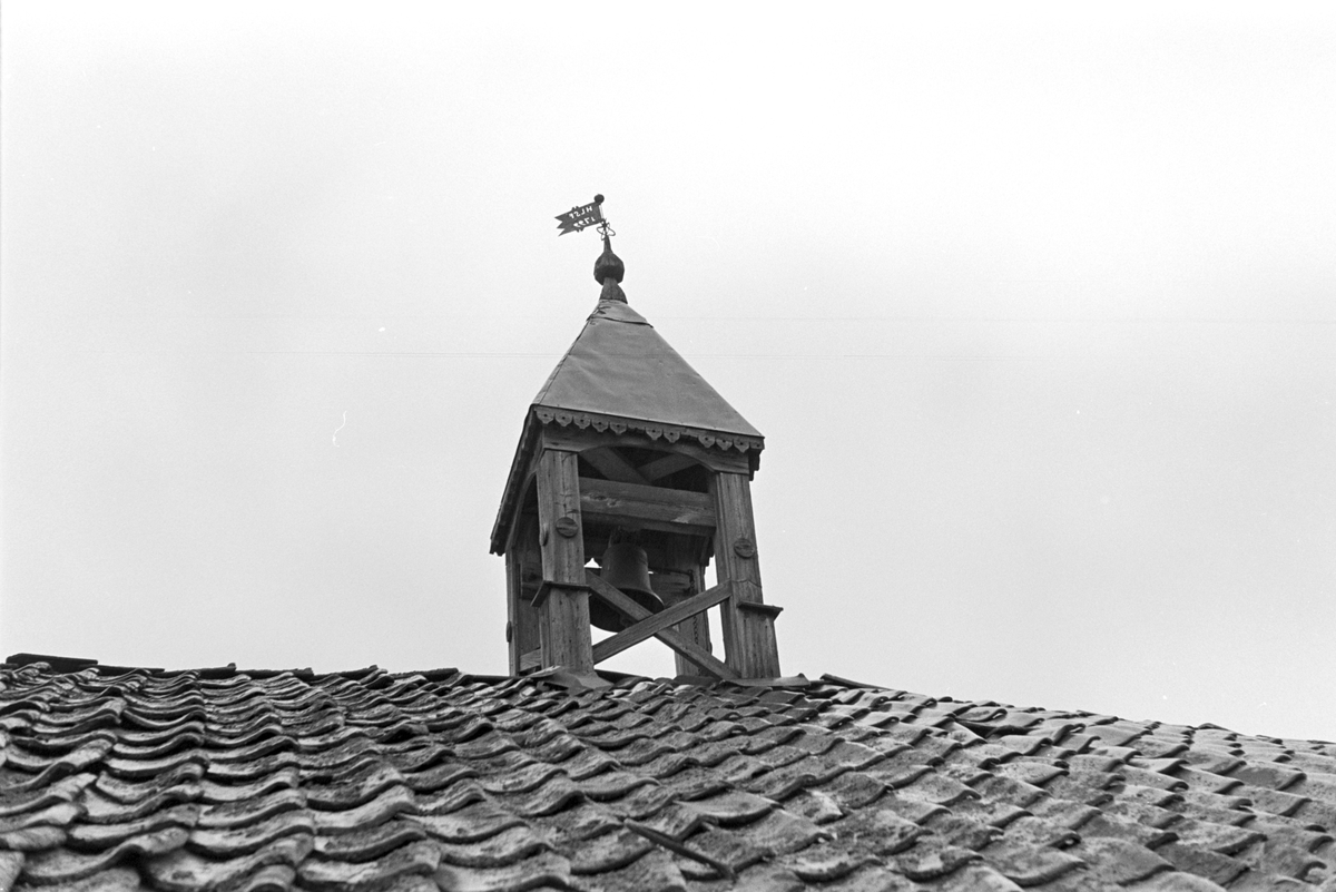 FRANG i STANGE, KLOKKETÅRN: gårdsklokke, matklokke. GÅRD NR. 130. 