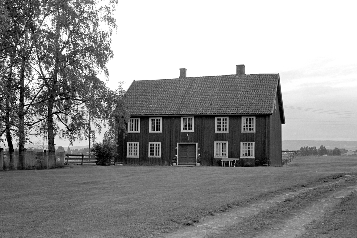 HJELLUM, VANG i Hamar kommune, BYGNING. 