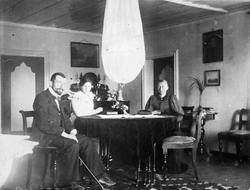 Klevfos, ukjent, interiør stue, lampe, gruppe 3 ukjente.  Lø