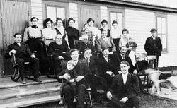 Amerikabilder, Per Mæhlum, Vallset.

Gruppebilde foran butik