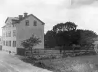 Modellsnickare K. E. Wimans (1859-1916) gård, Kryddgårdsgatan 42, Enköping, vy från öster, tidigast 1899. Huset kallades 