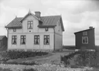 Sannolikt järnarbetare E. A. Johanssons (1868-1918) gård, Hägnadsvägen 8, Enköping, vy från öster, tidigast 1898.