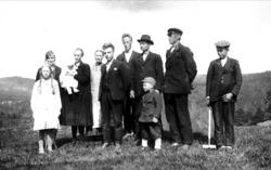 Gruppeportrett. 
Bildet er tatt helga etter begravelsen til 