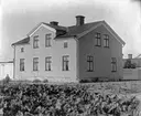 Skomakare A. G. Engströms (1834-1913) gård, Östra Ringgatan 22  -Torggatan 19 - Kryddgårdsgatan 21, Enköping, vy från öster.