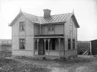 Sannolikt pumpare J. O. Mälbergs gård, Fannagatan 41, Enköping, vy från norr, tidigast 1904.