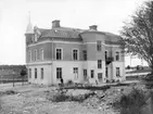 Skogvaktare E. E. Ekmans gård, Drottninggatan 23, Enköping, vy från söder, tidigast 1903.