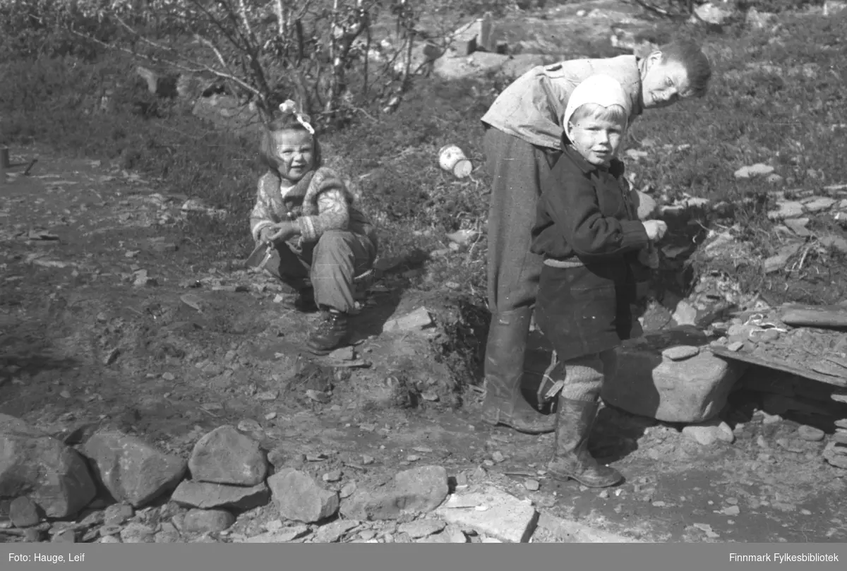 Tre barn på hytta i Andersby under krigen. De er fra venstre: Liv Aronsen (noe usikker), Tor Hauge og Jan Erling Olsen.