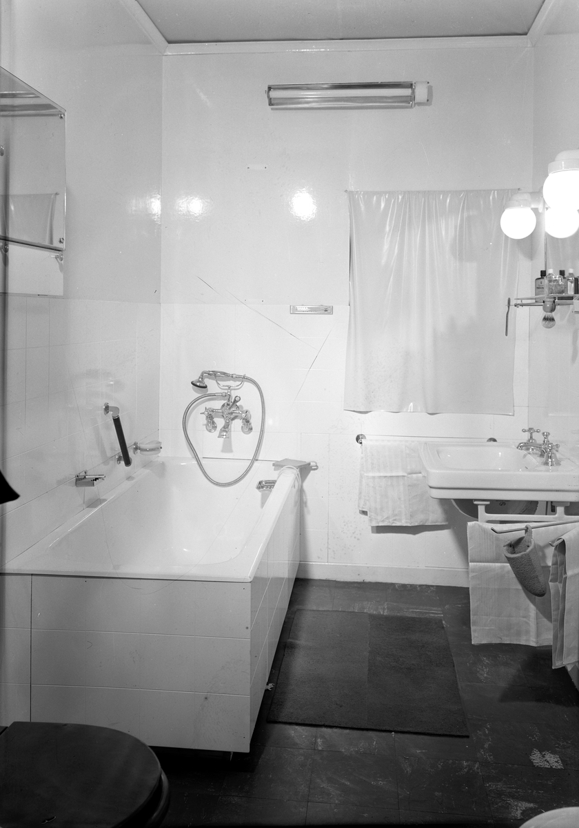 Hamar, Strandgata 41, 4 etasje, Hamar Kunstforening Brukskunstutvalget ved Fredrik Platou Murstad, arkitekt Rolf Prag og interiørarkitekt Inger Halvorsen, arrangerer de boligutstillingen "Ønskehuset", interiører med møbler fra byens møbelforhandlere, bad med badekar,