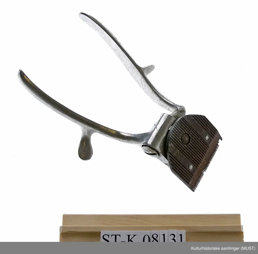 Håndklippere i noe varierende størrelse og form. 5 stk. (Hører til panel ST-K.08030)