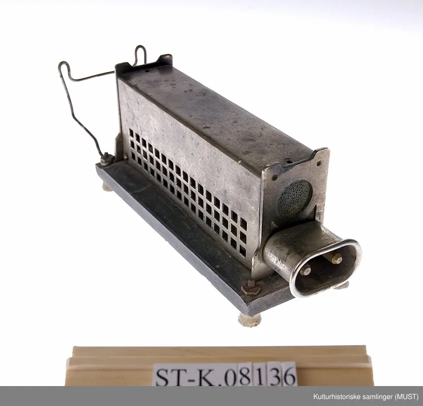 Krølltangvarmer med ledning og støpsel.