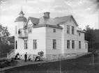 Byggmästare L. P. Sten (1853-1941) med familj vid sin villa, Fannagatan 34, Enköping, vy från söder.