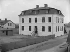 Skolhus, Källgatan 2 - Östra Ringgatan 24, Enköping, vy från väster, troligen 15 oktober 1908. Byggnadsår 1906. Benämndes så småningom Kryddgårdsskolan.