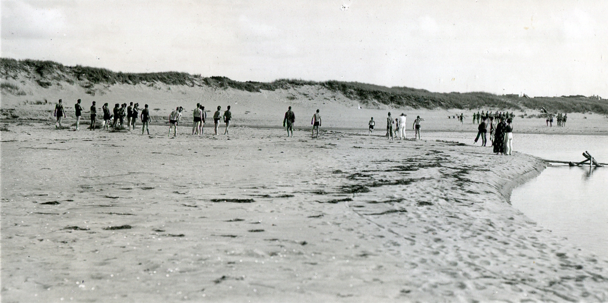 Bild från 6.komp. I 16 sommaren 1932.
"På Tylebäck. Staffetlöpning genom vatten."