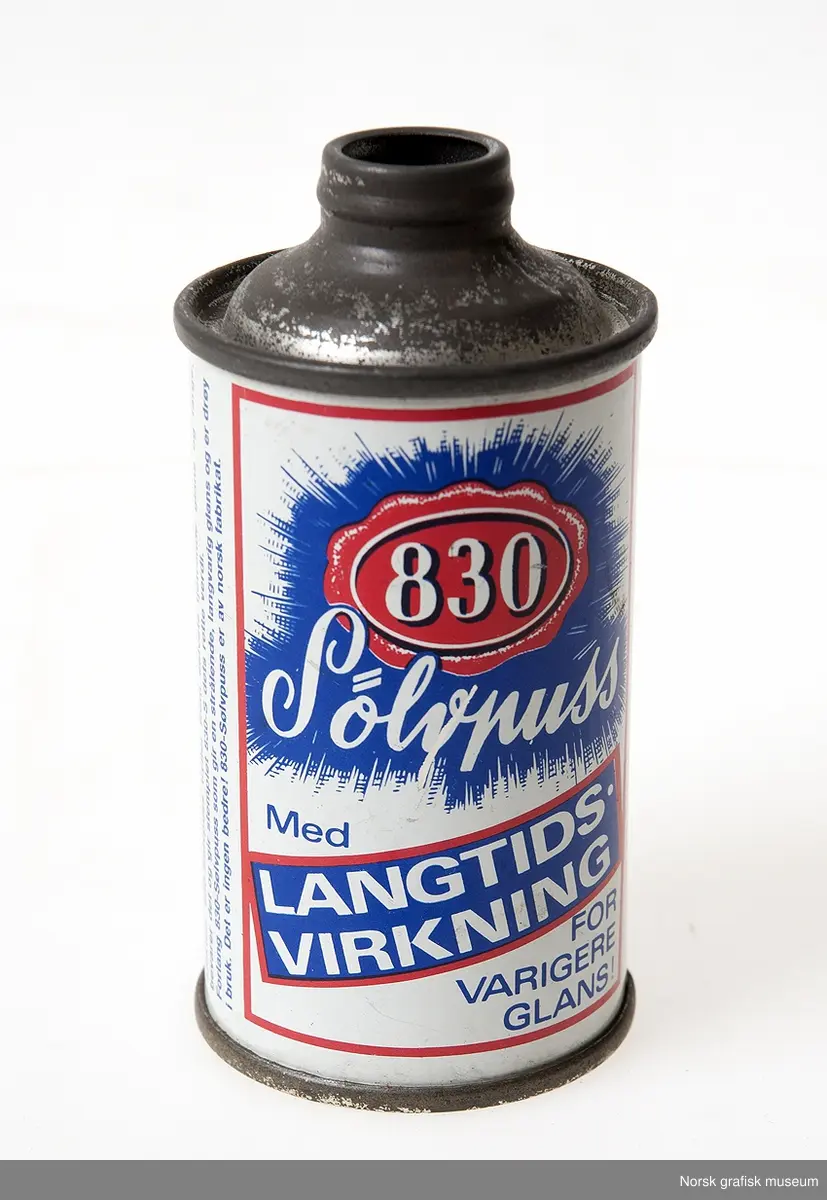Sylinderformet blikkboks. Korken mangler.
Farger: hvit, rød, blå.
Merket: 830 Sølvpuss.