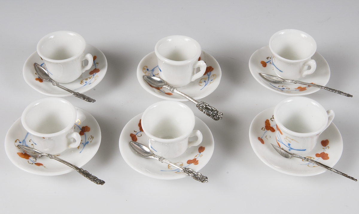 Sex skedar av tenn i nyrokoko.
Hör till kaffeservis UM14641a.