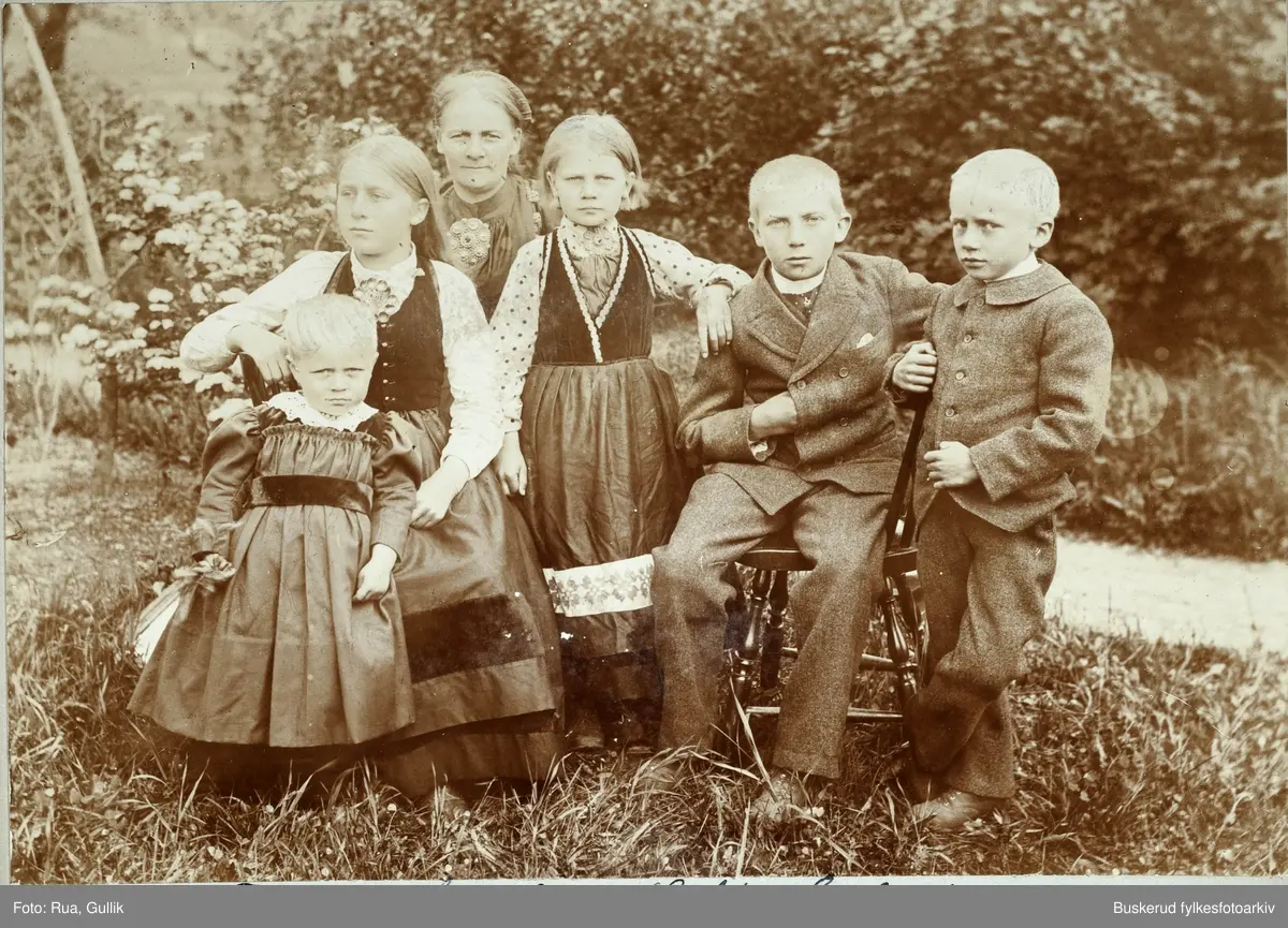 Familiebilde

Familien til Ole Mosebø Sauland
Kona er Aslaug Torkelsdatter Omnes /Hytta
Barn:Torkel Mosebø(1883-1978) 
Aslaug  Mosebø(1885-1965) 
 MosebøIngebjørg Mosebø (1889-1980) Gunleik (1890-1951) og Kari  Mosebø (1893-1916)