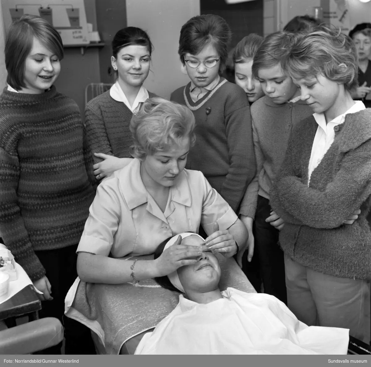 En skolklass besöker frisörskolan.