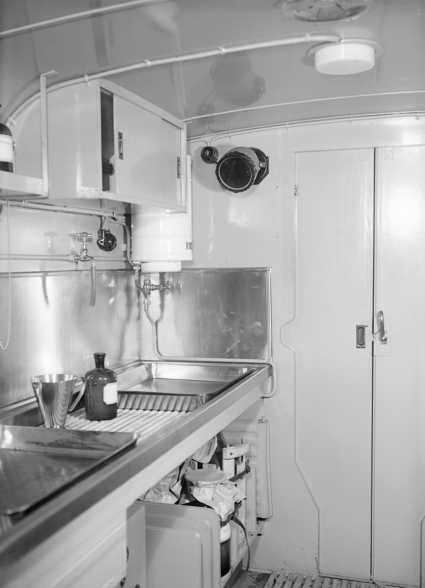 Kopieringsrum med sköljbänk i fotobil modell m/42. Interiör.
