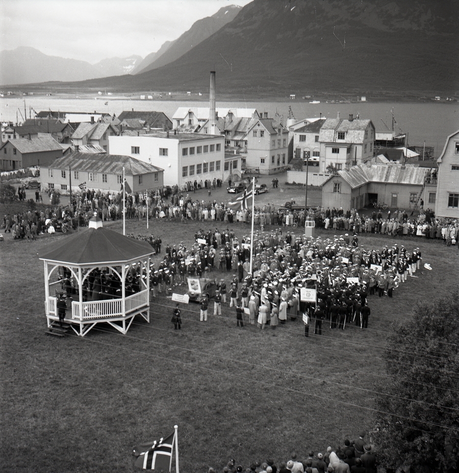 Nordnorsk musikkstevne på Sortland, juni 1952. Bak folkemengden til venstre for midten av bildet Sortland Meieri slik det så ut før utvidelsen oppover. Bøndenes Hus ligger der øverste del av meieribygningen er i dag (2014).