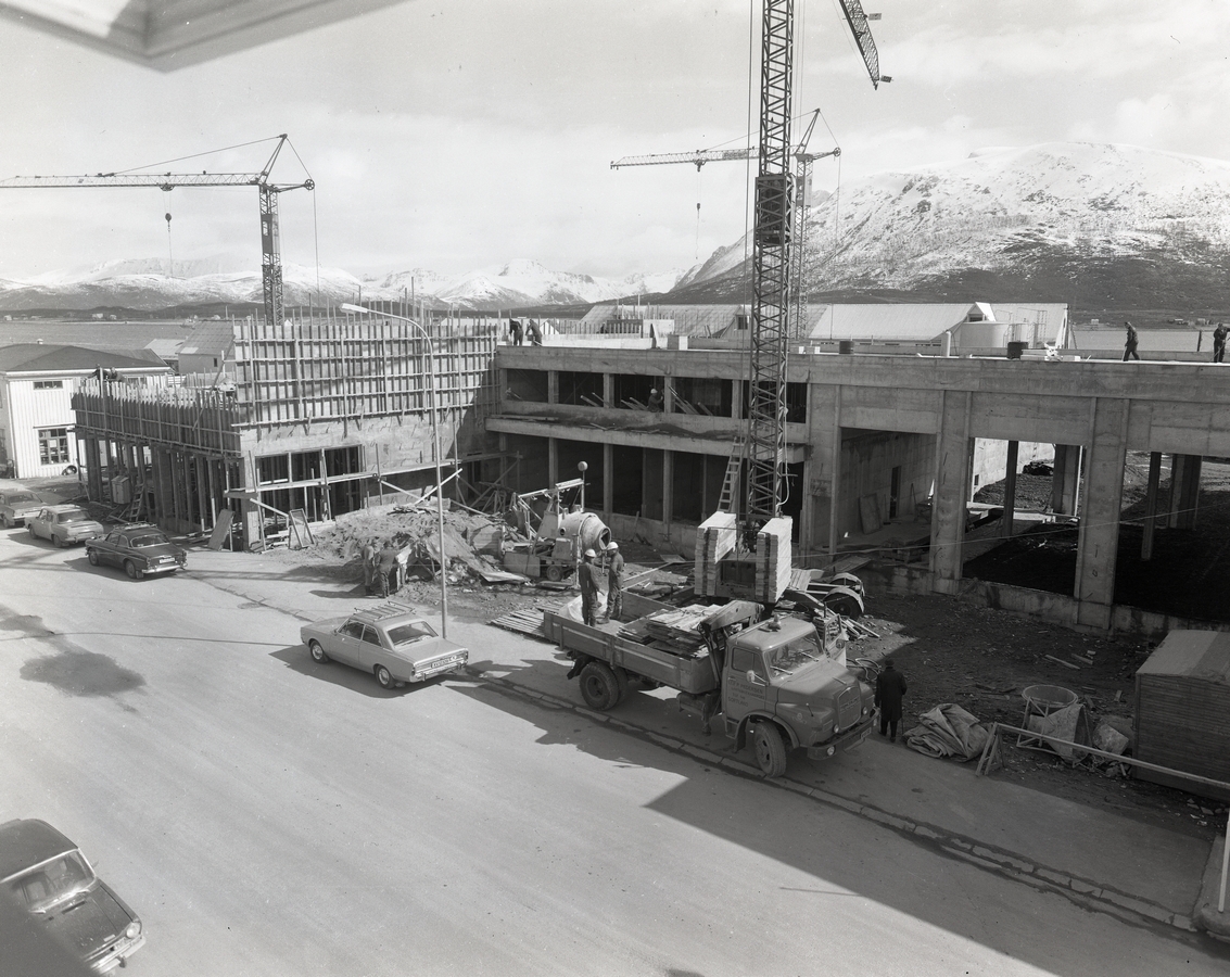 Sigurd Pedersen og Yngve Steiros nye forretningsbygg på Sortland under oppføring, mars 1973