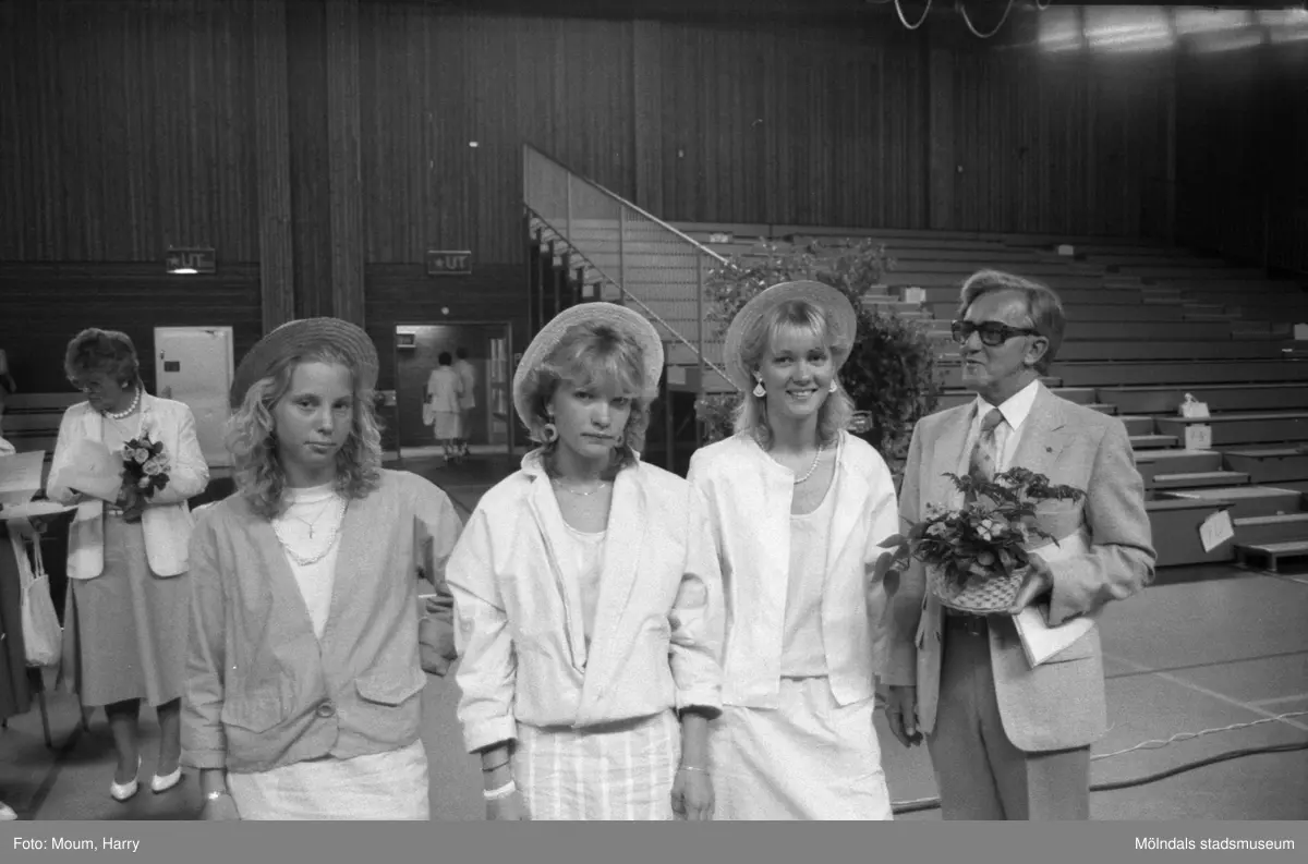 Skolavslutning på Ekenskolan i Kållered, år 1985.
Fotografi taget av Harry Moum, HUM, Mölndals-Posten.