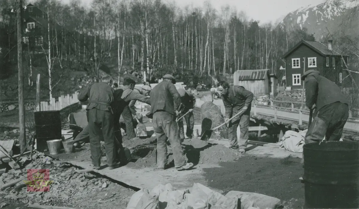 Album fra 1929-1943. I arbeid med Tessa bru 03.09. 1935. Tessa bru ligger på Ottadalsvegen i Vågå kommune.