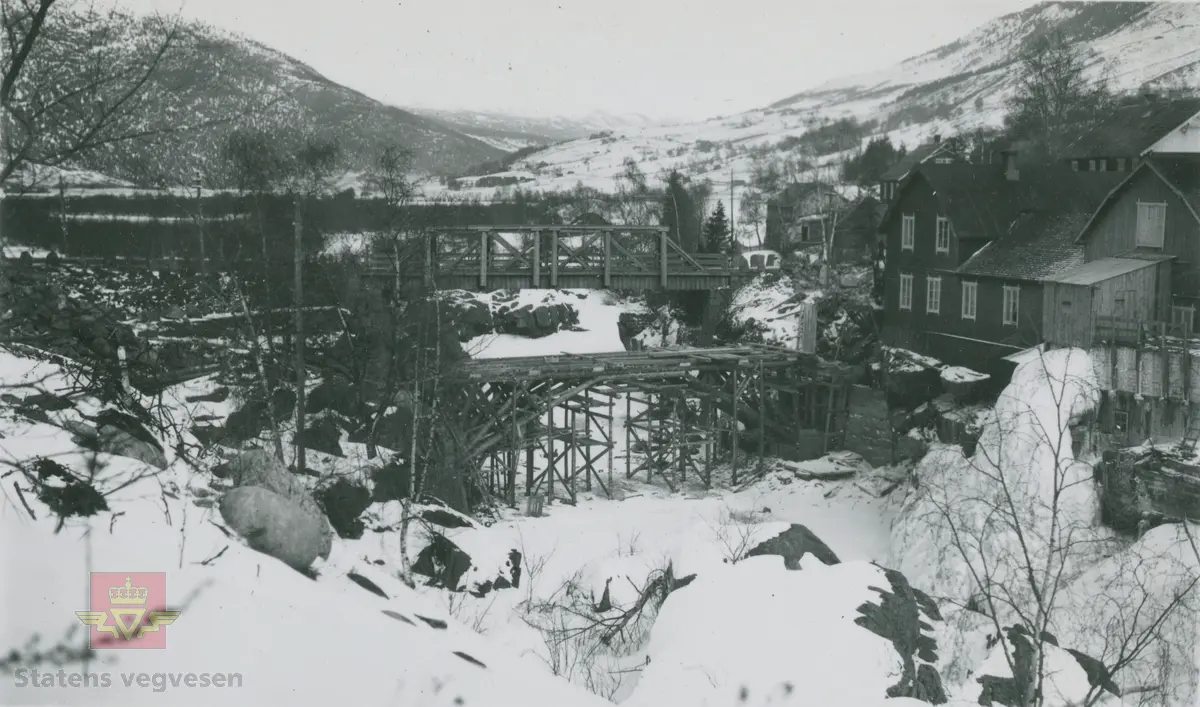 Album fra 1929-1943. Under bygging av  Ulstad bru i Lom 1935.