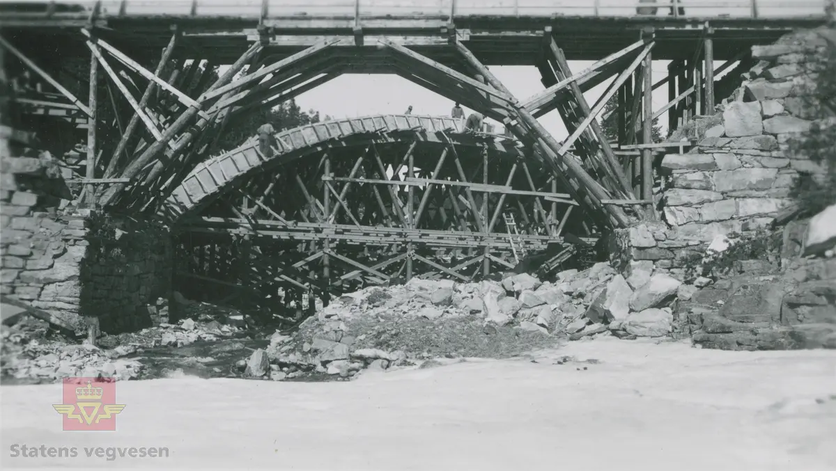 Album fra 1929-1943. Bygging av  ny Jora bru, steinhvelvbru som  ligger  mellom Lesja og Dovre. Jora er ei grenseelv.