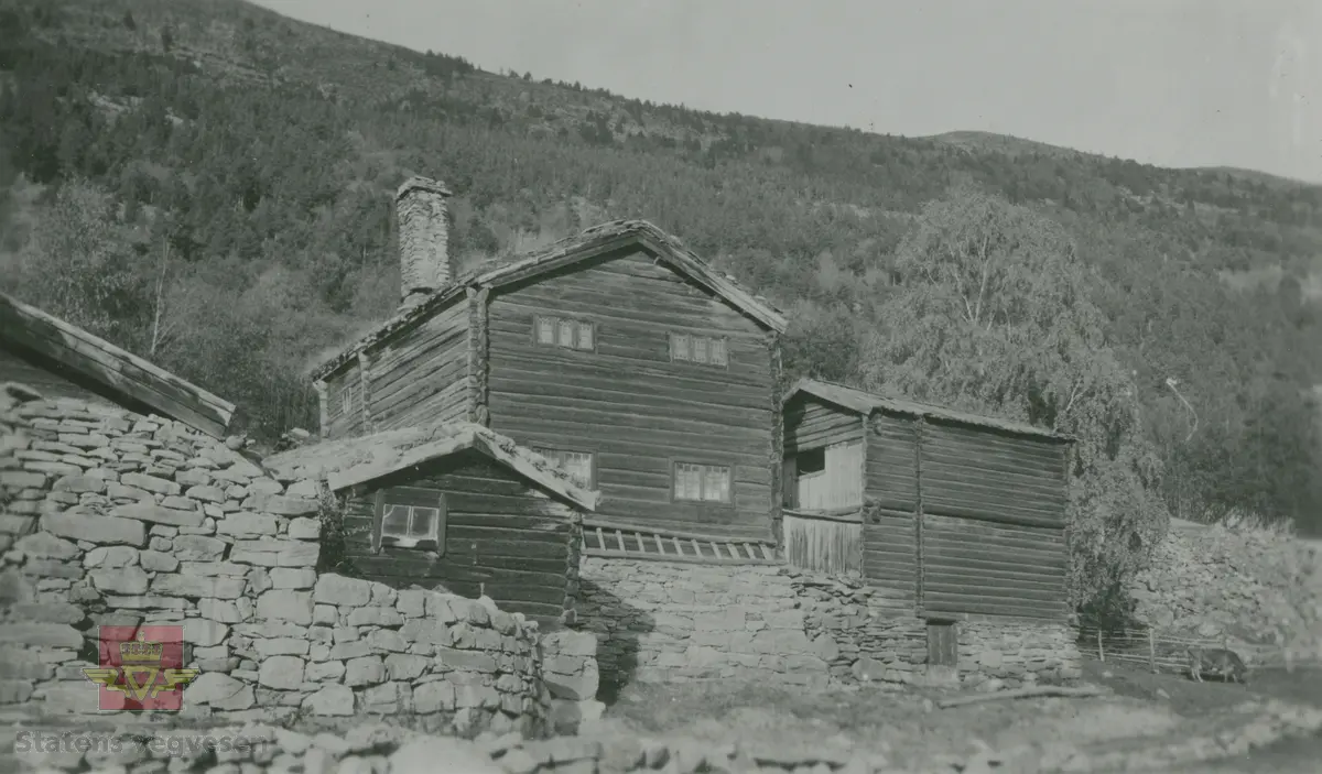 Album fra 1929-1943. Viken i Lom  02.10.1936, i følge merking i album. 

15.02.2016. Sitat: "Dette er fra Viken Nordre i Lom. Huset og stabburet midt på bildet står i dag på Maihaugen. (Meviken)"
21.02.2016. Sitat: "Dette er Viken Nordre 99/1 i Lia i Lom. Hovudbygningen og tilliggende stabbur står i dag på Maihaugen under navnet Meviken. Husa vart kjøpt av Anders Sandvik i 1943. Far kjørte de over isen til Sandom og vart frakta med lastebil fra der."
23.02.2016. Sitat: "Far min kjøpte gården i 1936 av Ola J. Wigen. Vi har som barn hatt meget moro i desse husa, som er fra før 1789 og under Storofsen gikk det ras på begge sider av hovudhusa. Den gangen stod husa lenger ned men vart flytta etter storflommen. På Maihaugen som husa står no er det brukt (Meviken) noe som ikke er kjent fra offentlige dokumenter. Gården har hatt tre navn: Vikenøygard - 161 Wigen og etter 1836  99/1 Viken Nordre. Har skrevet bok om gården fra: 1685-2000. Det var også nevnt Viken Søre i albumet, men den var fradelt fra Vikenøygard i 1728 og kalt Friswik."
10.02.2017: "Ved salg til Maihaugen ble navnet Meviken brukt av daværende eier. Derfor brukte Anders Sandvig det navnet, som brukes  her på museet den dag i dag."