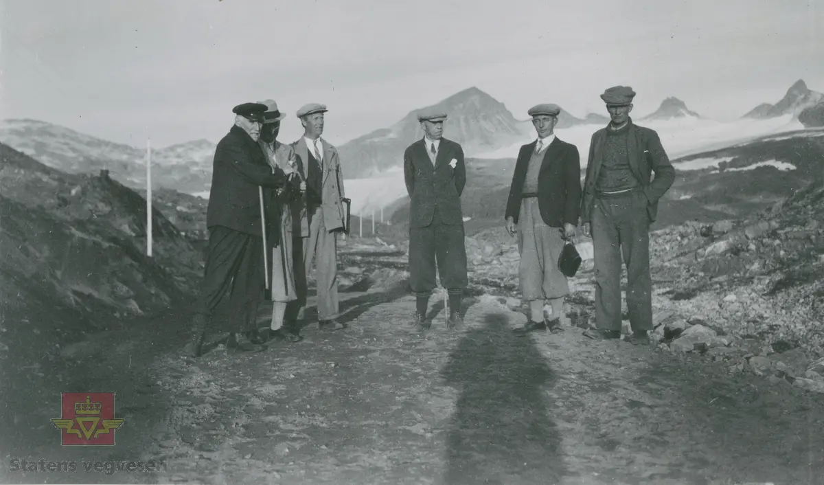 Album fra 1929-1943. Befaring på Krossbu på Sognefjellet  1936. Fra venstre vegdirektør Andreas Baalsrud, overingeniør Torp, sivilingeniør Berre, overingeniør Carl Crøger, oppsynsmann Lars Skaare og Bakkeberg.