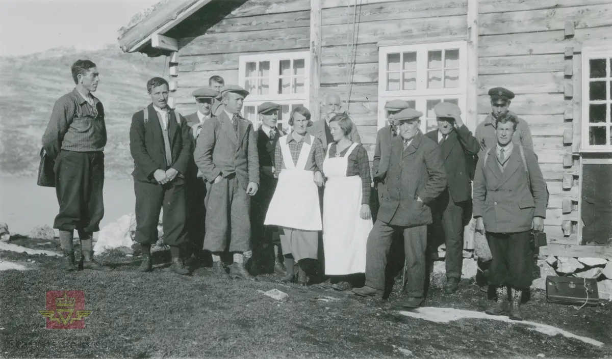 Håndskrevet merking bak på bilde: Styggevasshytta september 1935. Befaring i forbindelse med Sognefjellsveien. (Vegdirektoratet)
Album fra 1929-1943. Her er befaringsfølget på Styggevasshytta ved Styggevatnet i september 1935. Overingeniør Knud Knudsen står rett bak kokka med langt forkle, videre til høyre på bildet: overingeniør Carl Crøger  med pipe i munnen og vegdirektør Andreas Baalsrud. De andre på bildet er ukjente. 

05.08.2019: Mannen til venstre kan være Hallvard Horpen. Mannen til høgre er svært lik Ove Wangenstein Haug. Mannen med sjåførlue er trolig Håkon Elvekrok.