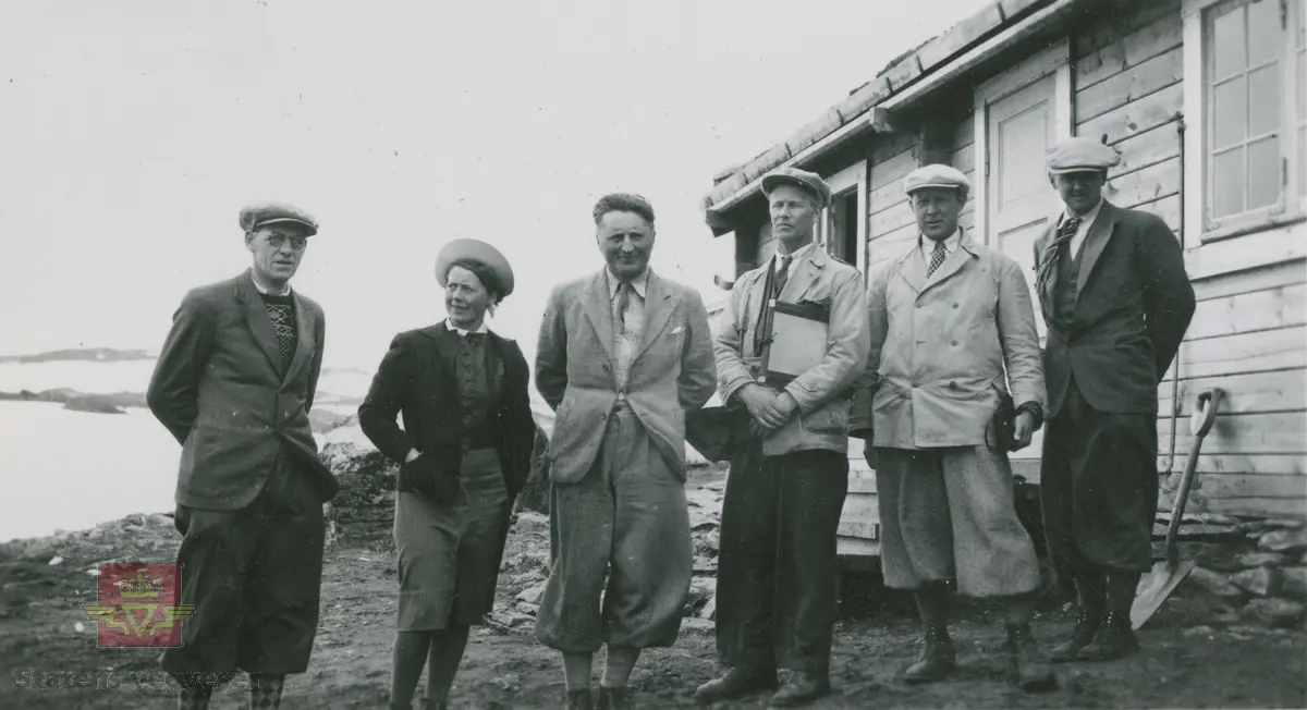 Bilde 1) Album fra 1929-1943. På Sognefjellet. Fra ei synfaring på Sognefjellet i september 1938 (trolig er det 1935) ved Fantesteinen (Midtfjellsbrakka). Personene er fra venstre Jens Berge, Gerd Torp (gift med Alf Torp) , vegsjef Alf Torp, Arne Berre (byggeleder på Opplandssida),  Christen Lomsdal og anleggsbestyrer Holme.

Bilde 2) Håndskrevet merking bak på bilde: Styggevasshytta september 1935. Befaring i forbindelse med Sognefjellsveien. (Vegdirektoratet)
Personene er fra venstre:
Ukjent, Jens Berge, Gerd Torp (gift med Alf Torp), vegsjef Alf Torp, Arne Berre (byggeleder på Opplandssida) og anleggsbestyrer Holme.