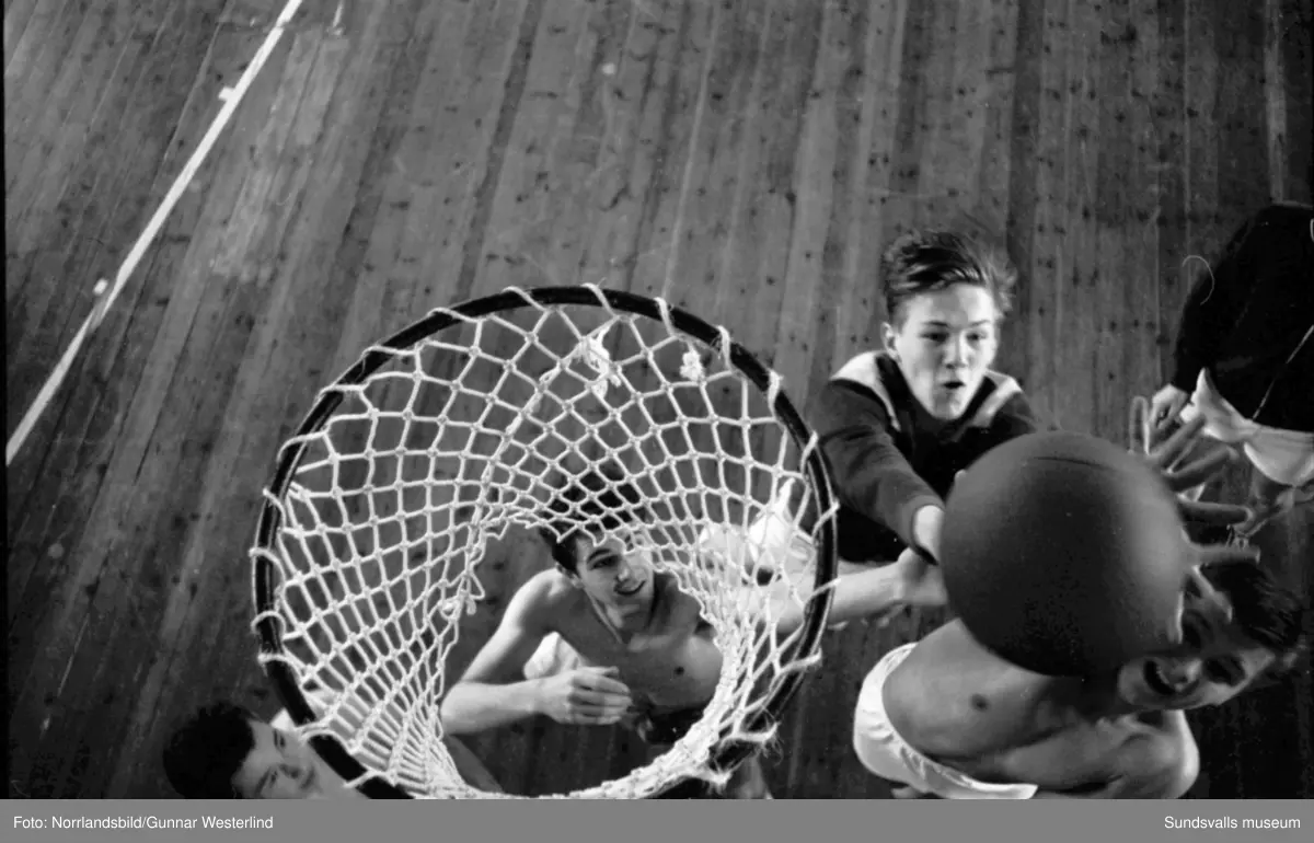 Reportagebilder om ungdomens vintersportlov, fotograferat för Dagbladet. Basket, ishockey, simning, brottning.