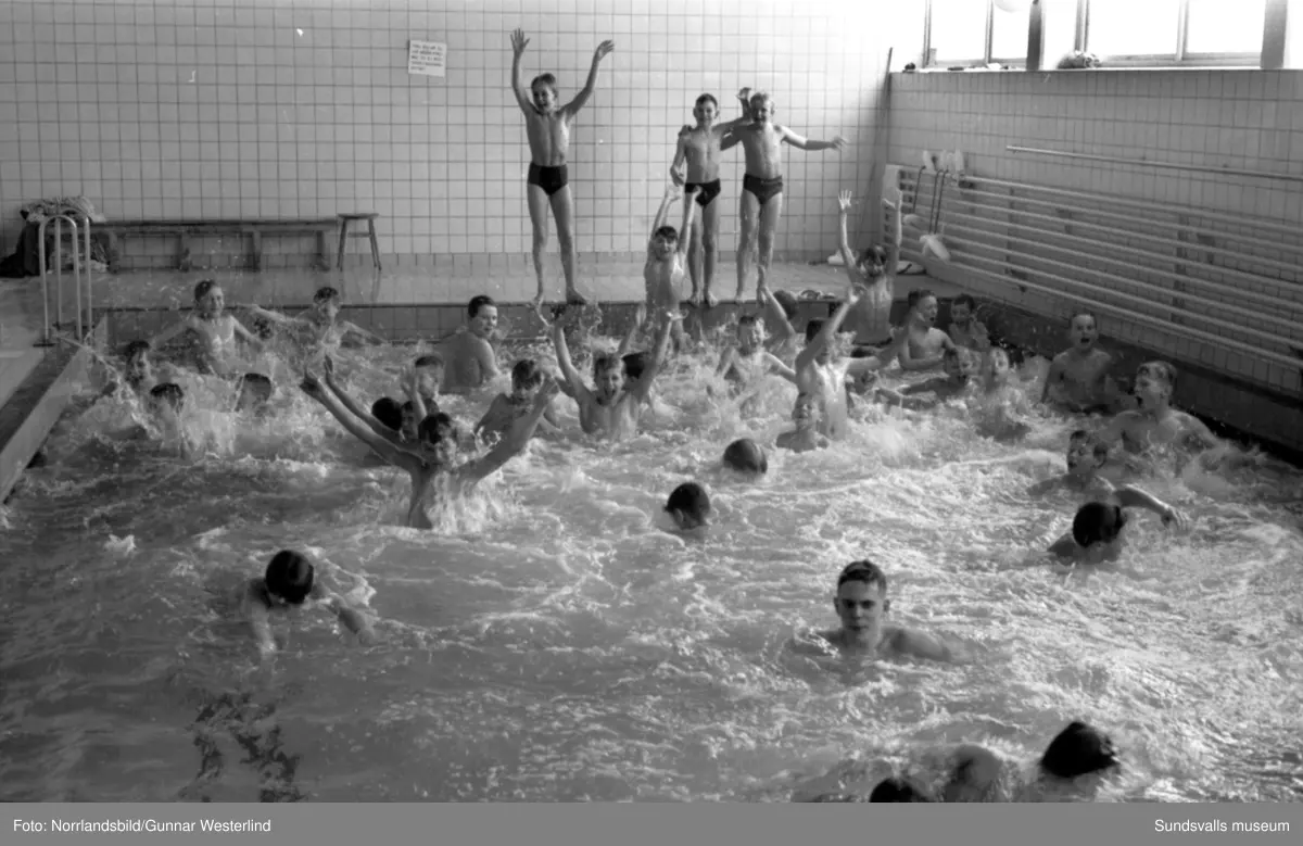 Reportagebilder om ungdomens vintersportlov, fotograferat för Dagbladet. Basket, ishockey, simning, brottning.