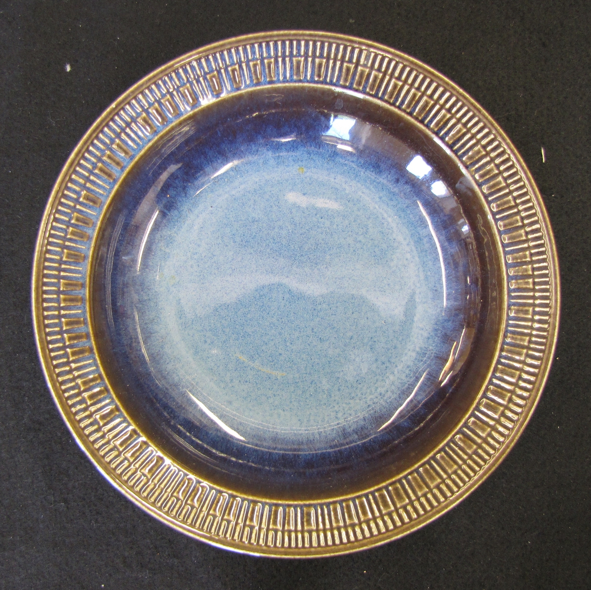 Djup tallrik med liknande dekor som 21  388:3.  H. 3,9 cm.   Diam.  18,9 cm.

Ingår i servis skiftande i lila och grönt av modell ''Kosmos'' från Gefle. Servisen är inköpt på ICA - hallen i Vänersborg 1972.