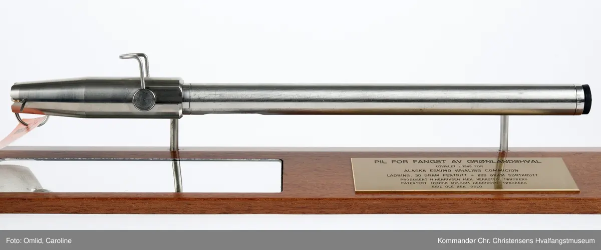 Pilen er festet til en sokkel i tre. Et speil på sokkelen reflekterer  undersiden (samt innsiden av pilen).  Antagelig brukt som demonstrasjonsmodell.