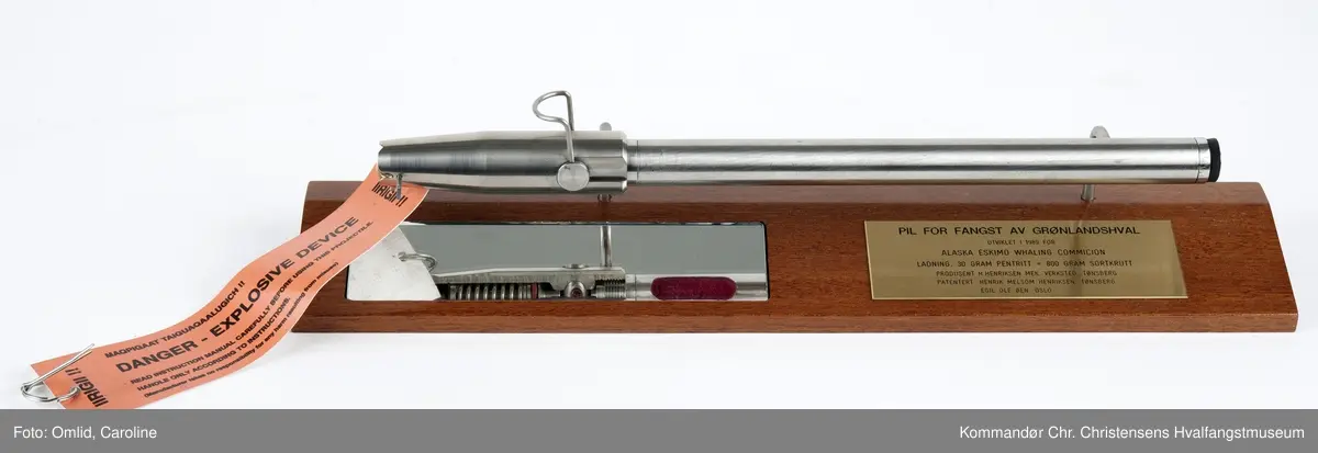 Pilen er festet til en sokkel i tre. Et speil på sokkelen reflekterer  undersiden (samt innsiden av pilen).  Antagelig brukt som demonstrasjonsmodell.