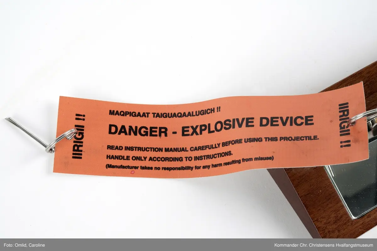 Pilen er festet til en sokkel i tre. Et speil på sokkelen reflekterer  undersiden (samt innsiden av pilen).  Antagelig brukt som demonstrasjonsmodell.