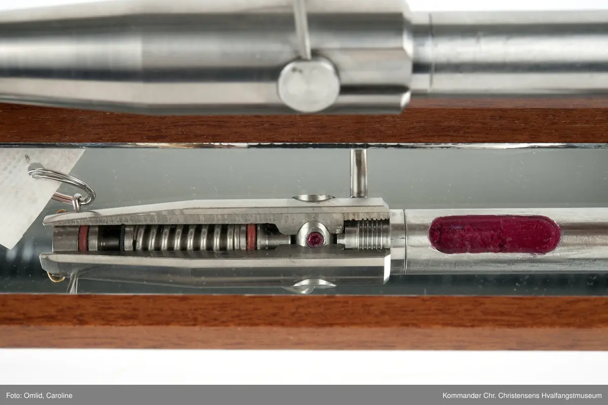 Pilen er festet til en sokkel i tre. Et speil på sokkelen reflekterer  undersiden (samt innsiden av pilen).  Antagelig brukt som demonstrasjonsmodell.