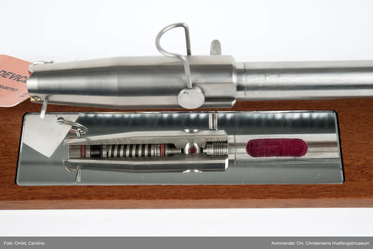 Pilen er festet til en sokkel i tre. Et speil på sokkelen reflekterer  undersiden (samt innsiden av pilen).  Antagelig brukt som demonstrasjonsmodell.