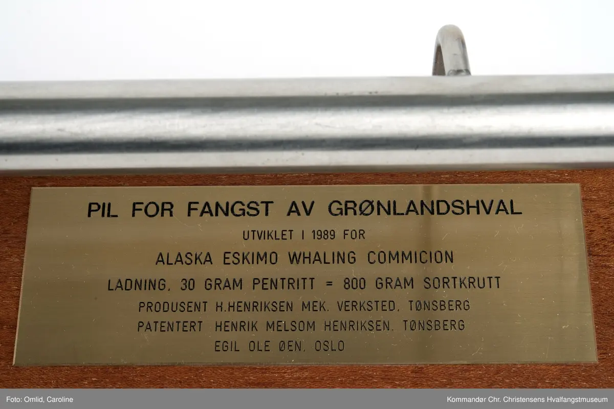 Pilen er festet til en sokkel i tre. Et speil på sokkelen reflekterer  undersiden (samt innsiden av pilen).  Antagelig brukt som demonstrasjonsmodell.