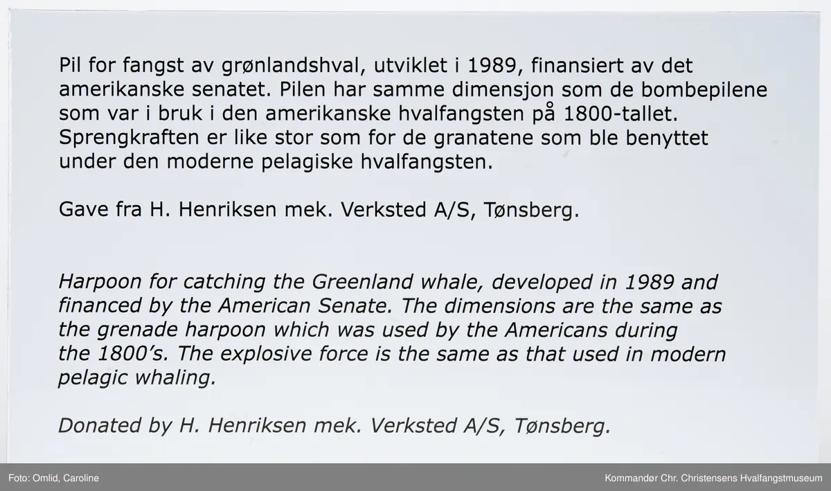Pilen er festet til en sokkel i tre. Et speil på sokkelen reflekterer  undersiden (samt innsiden av pilen).  Antagelig brukt som demonstrasjonsmodell.