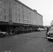 Öppning av BROLINS Skor på Rosenborgsgatan i Huskvar med orkester    den 27 september 1965.