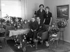 Bild på herr Eric Gustavsson med familj på Idrottsgatan 7 a i Huskvarna       den 28 januari 1962.