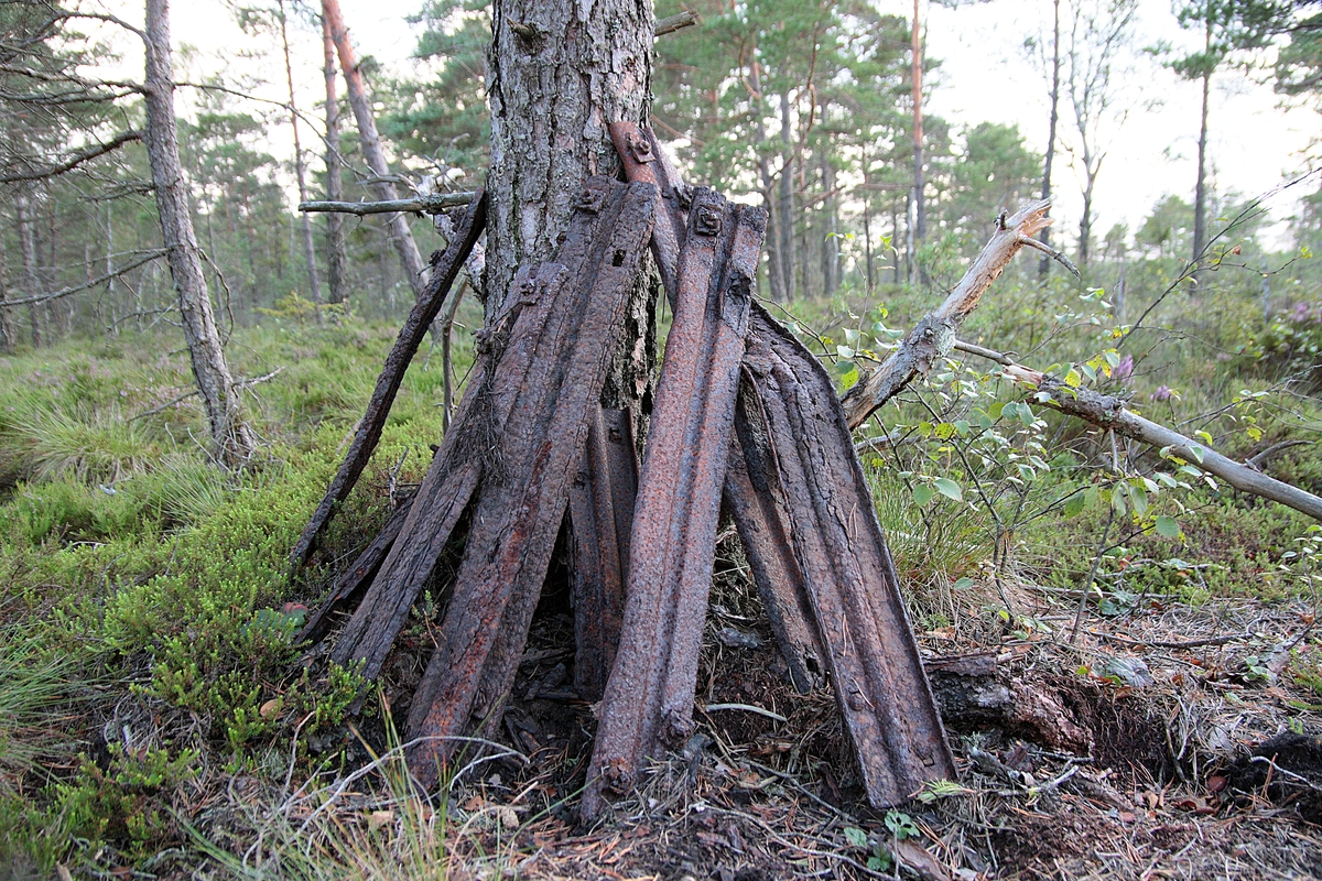 Anderstorps Stormosse. Syllar av grov plåt var vanliga på torvjärnvägen. Vagnarna drogs av bensin/gengasdrivna lok under 1940-talets omfattande torvtäkt.