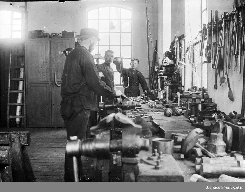 Verkstedet på Hønefoss bruk i Hønefoss ca 1910