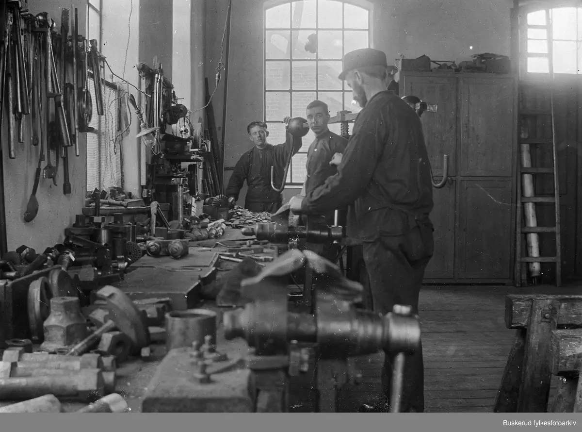 Verkstedet på Hønefoss bruk i Hønefoss ca 1910