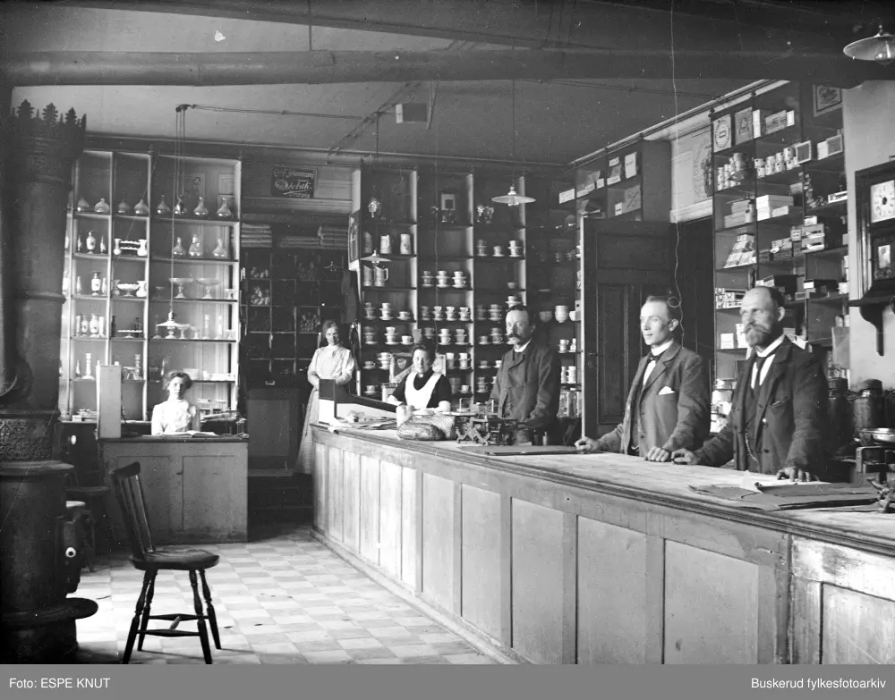 Butikk i Hønefoss
Kjøpmannsdisk
1910
